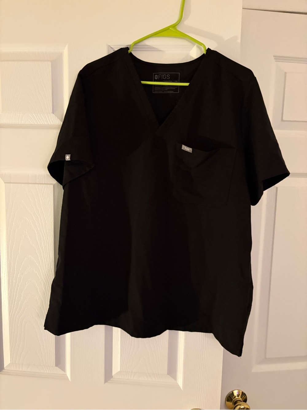 Figs Women’s Black V-Neck Scrub Shirt (XXL)